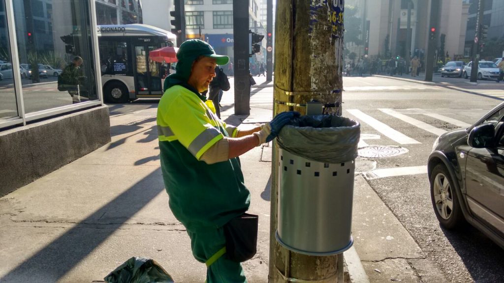 Lixeira Iron em uma das primeiras instalações urbanas registradas pela Roll-For