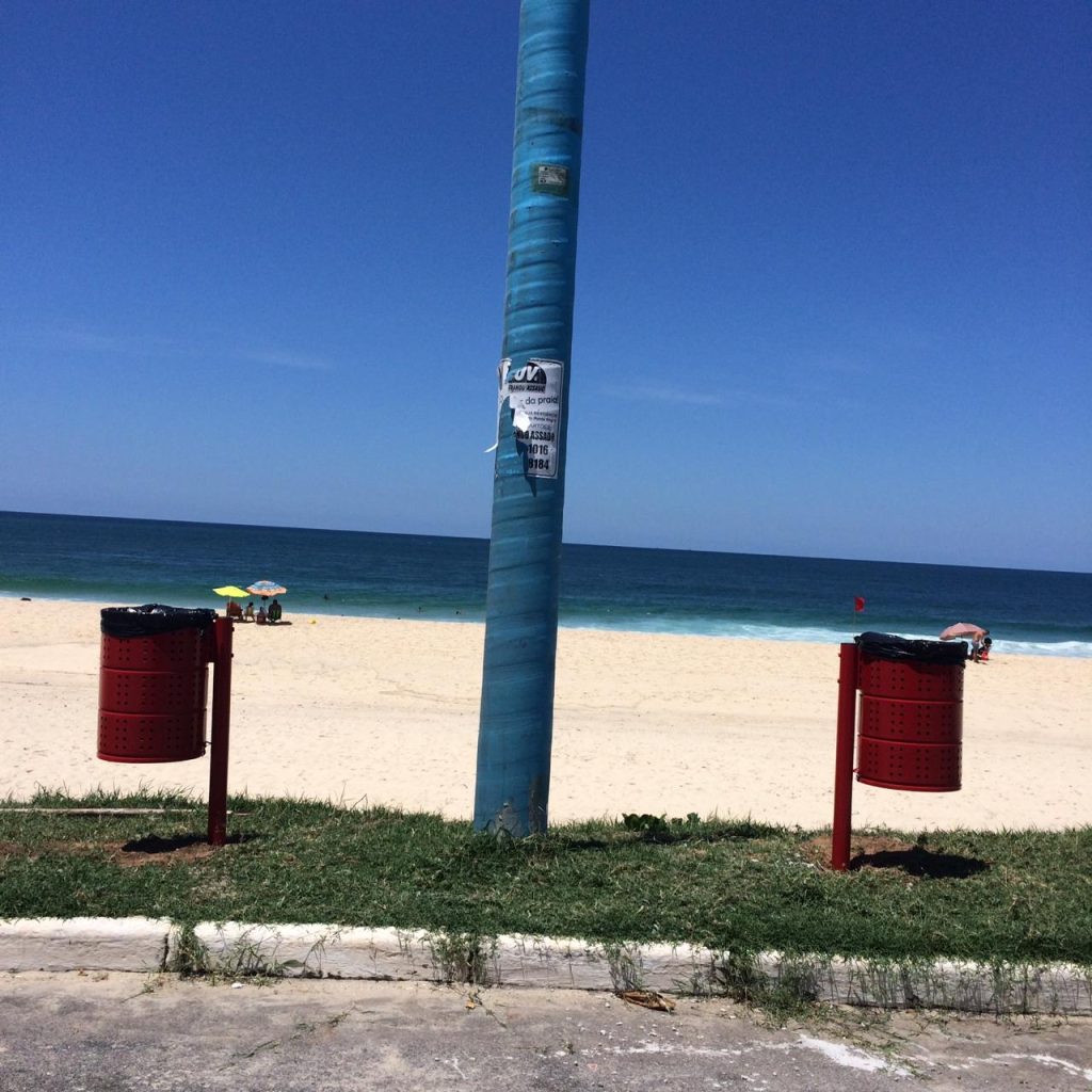 Lixeira urbana Iron Roll-For instalada em área pública no Rio de Janeiro