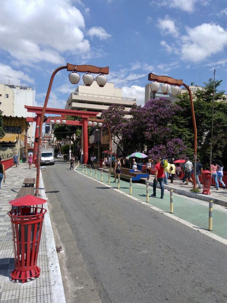 Lixeira urbana Tulipa Roll-For instalada no bairro da Liberdade em São Paulo