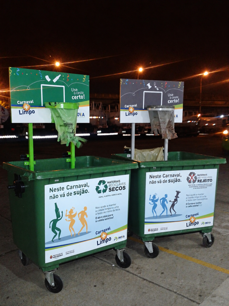 Papeleiras com aro de basquete da campanha Carnaval Mais Limpo em São Paulo
