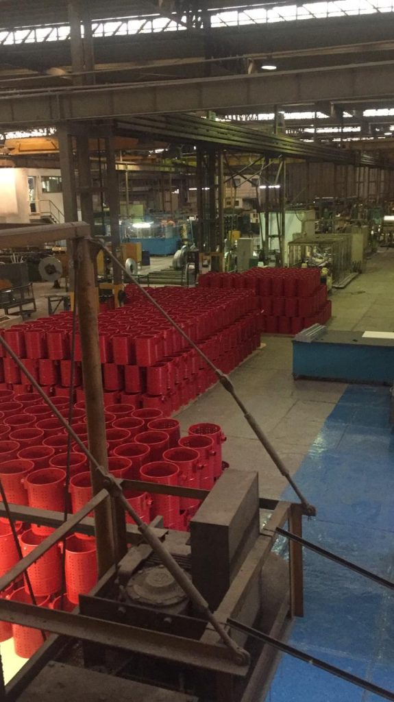 Produção de lixeiras urbanas Iron na fábrica da Roll-For